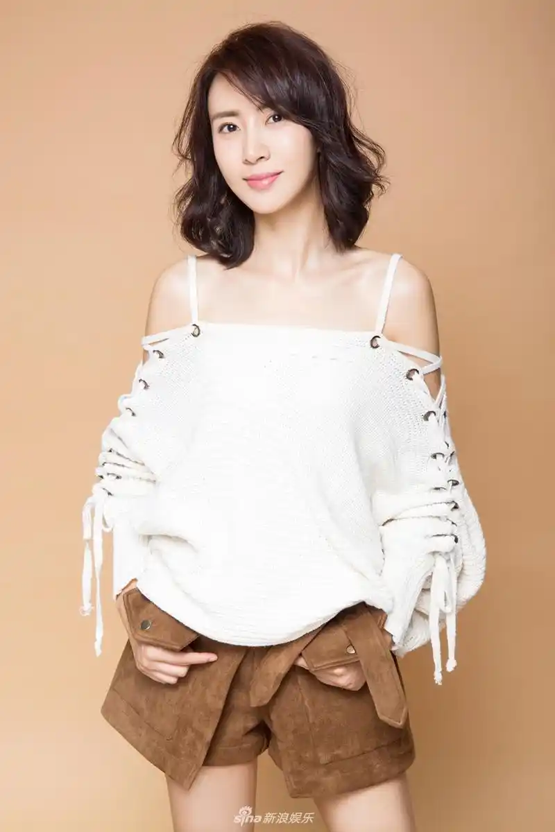 组图: "白衣天使"李悦溪写真曝光 大展优雅轻熟女魅力