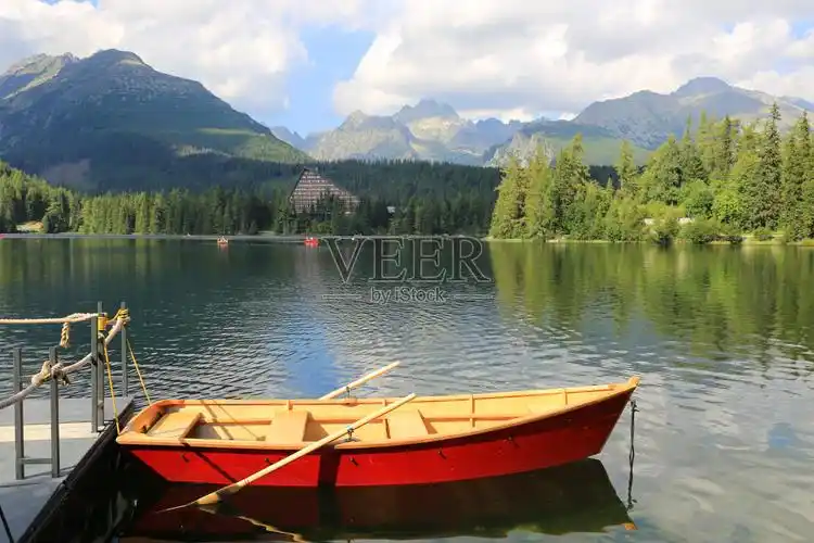 山间湖上的小船照片摄影图片