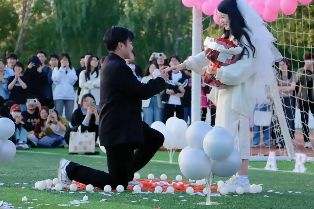 看着你单膝跪地,拿着手机的手颤颤巍巍,却用最大的声音表达你的爱意