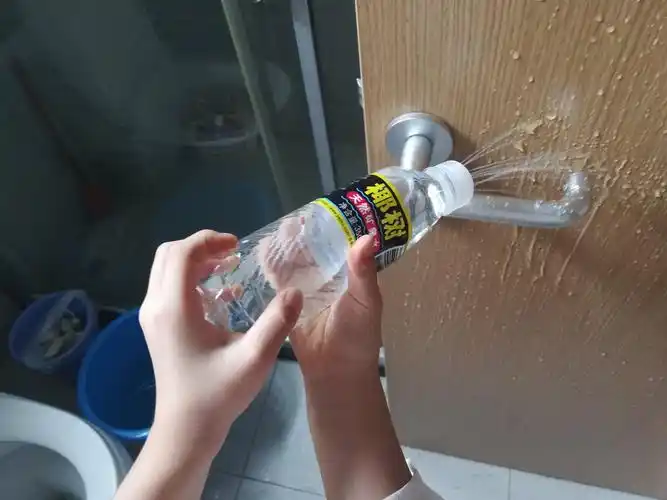 没有消毒的喷壶,用矿泉水瓶做了一个.  很好用啊!