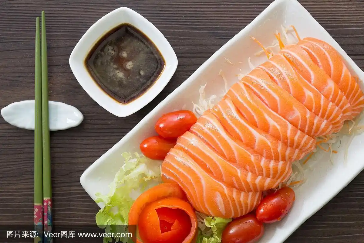 木桌上的芥末三文鱼刺身日本料理