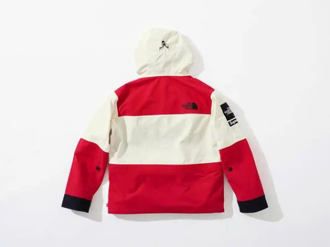 昨晚买了这件supreme x tnf 2018年的最新联名冲锋衣,11月29日刚发售.