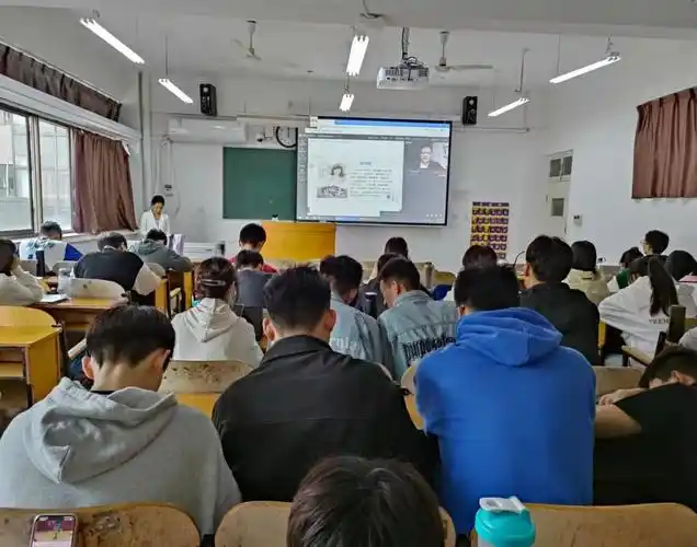 刘忠伟老师为师德课堂授课-河南大学教育学部