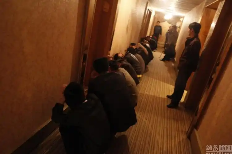 2013年1月9日,深圳龙华,警察对涉黄人员进行调查.