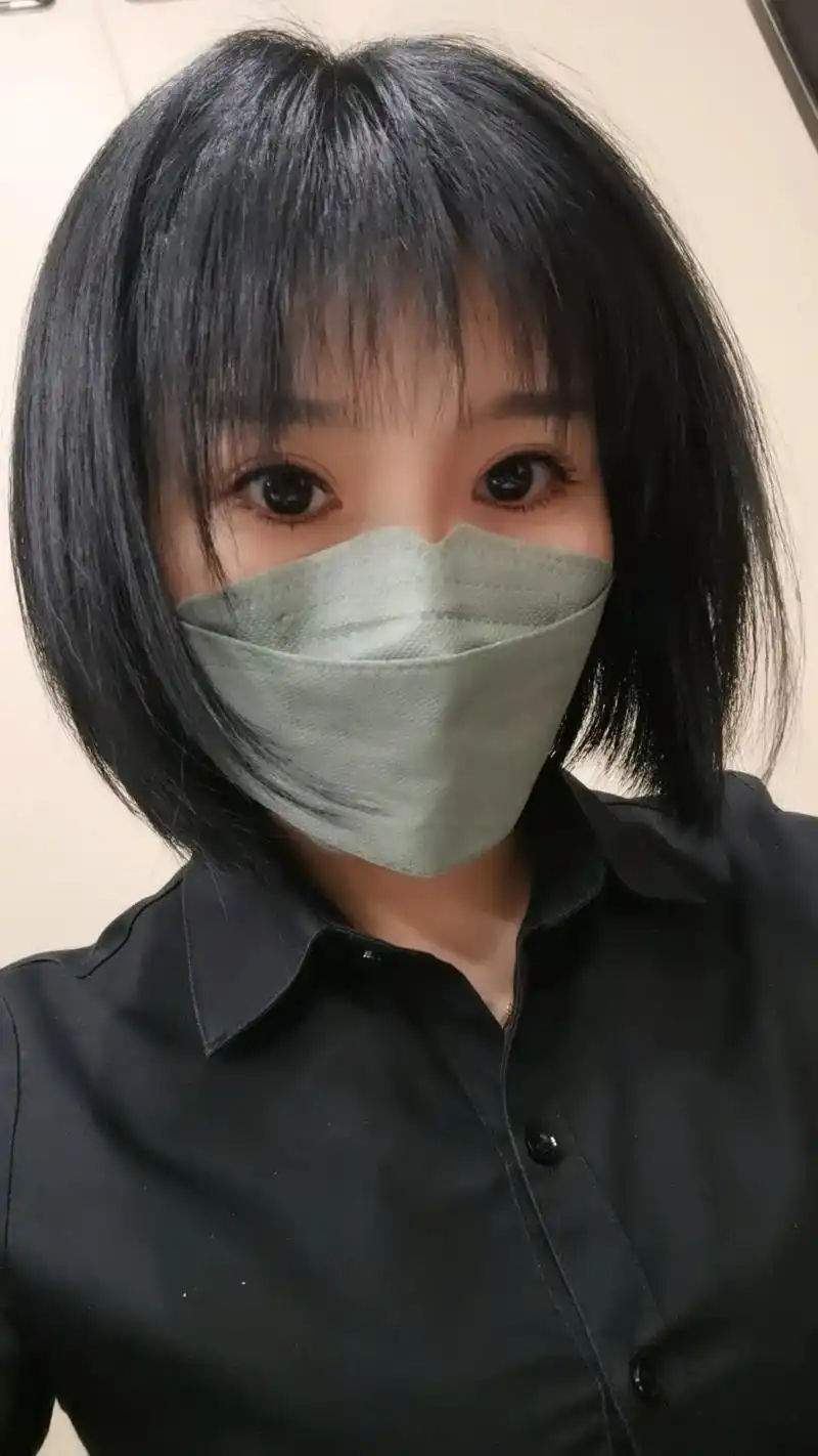 今天头发染的蓝莓色很喜欢就是拍照拍不出睫毛接的漫画款