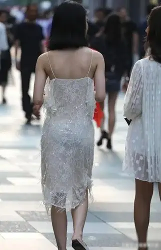 街拍 超薄连衣裙小姐姐