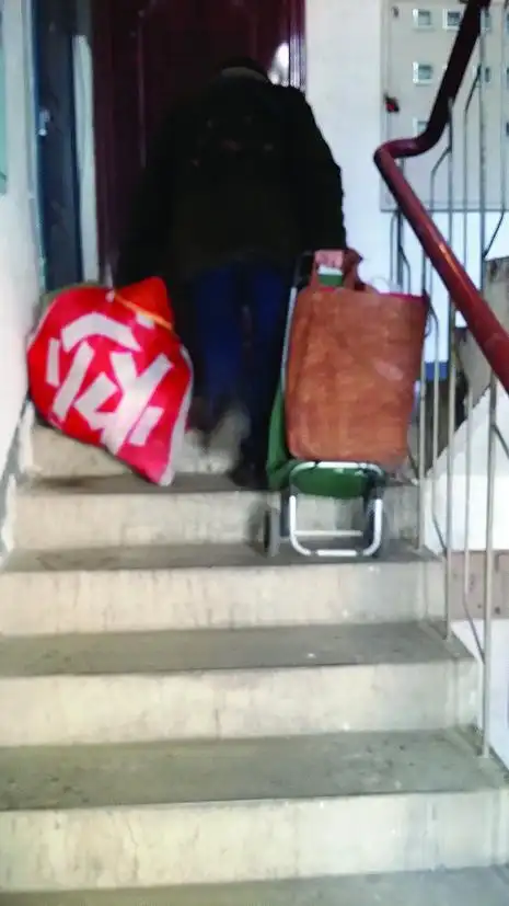 84岁隋奶奶拿着20多斤重物上楼.