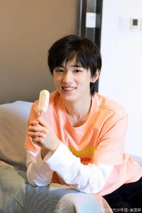 宋亚轩大头照好可爱
