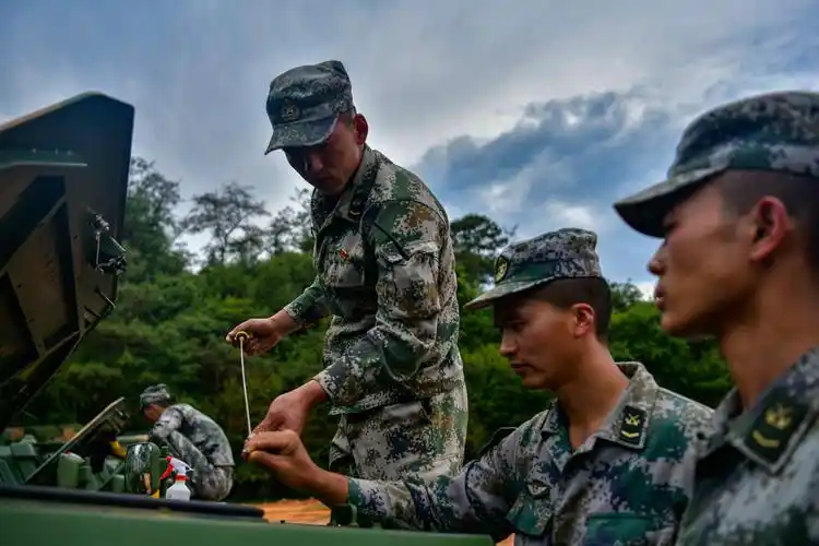 陆军第75集团军某旅开展装备换季保养工作