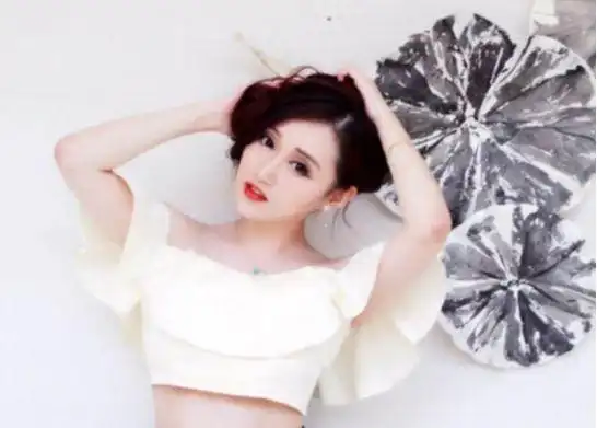 美女主播梦蝶小公举在直播间痛哭,疑似因为肿瘤?_网易订阅