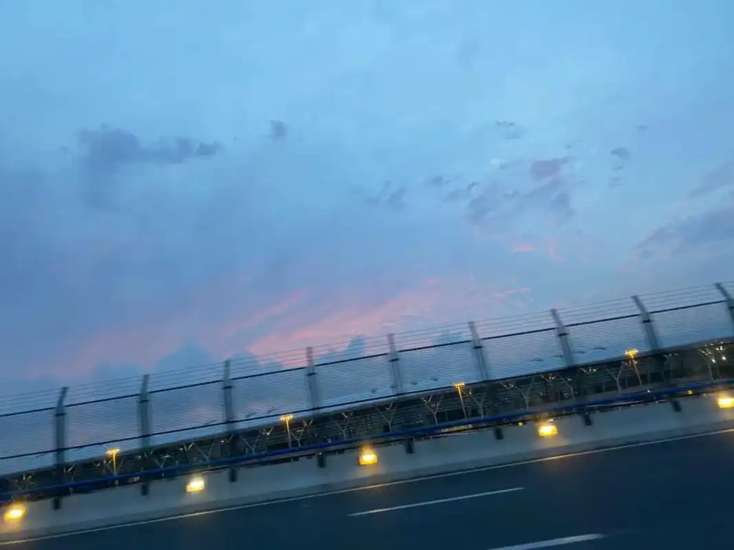 蓝色治愈系 四个城市的天空 第一张在上海浦东机场   第二 - 抖音