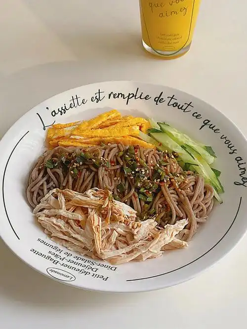 凉拌鸡丝荞麦面酸辣开胃巨好吃