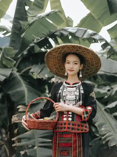 10黎族服饰黎锦记录着族人的繁衍生息