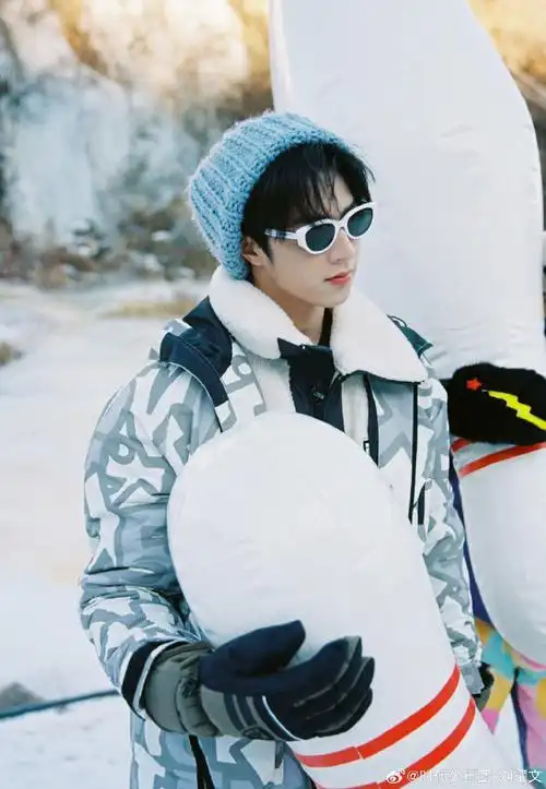 90blue-刘耀文  @时代少年团-刘耀文  #和刘耀文一起拥抱春天