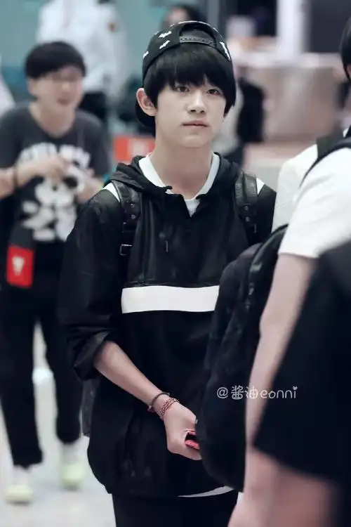 易烊千玺超话2015 /0516 /150516重庆飞仁川笑一个吧功成名就不是目的