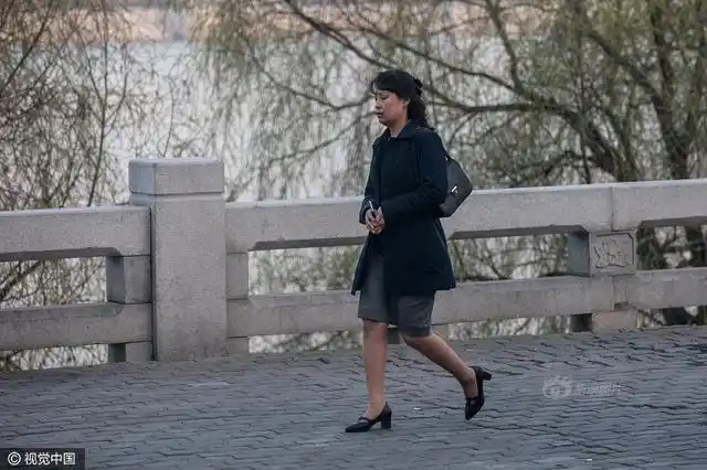 图为街拍朝鲜女性.