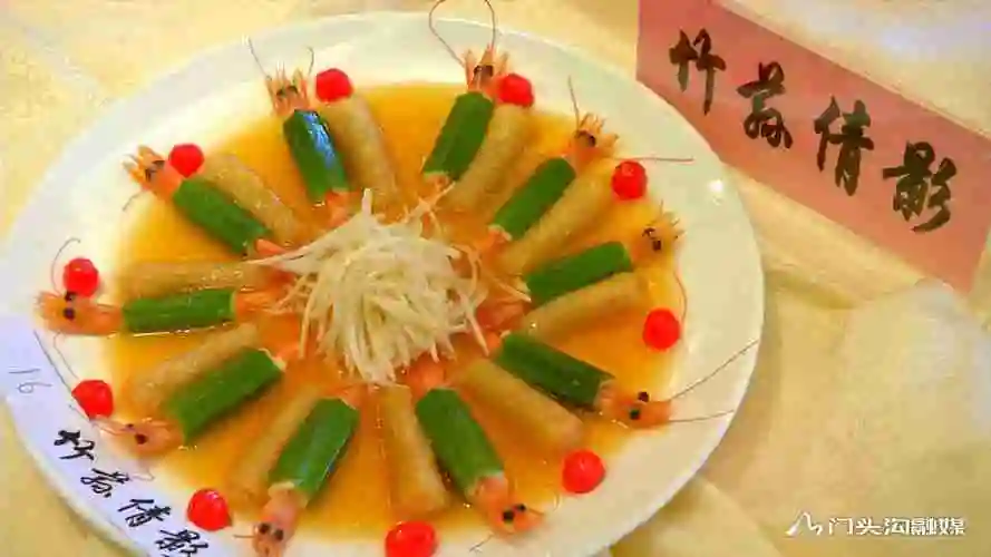 比赛中,厨师们各显身手,一道道色香味俱全的菜品相继完成,色彩艳丽