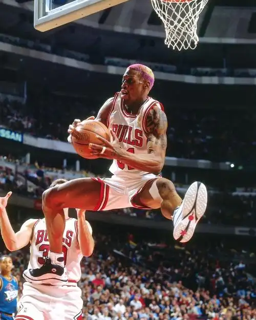 丹尼斯·罗德曼nba生涯共出战911场常规赛,场均出场31.7分钟,得到7.