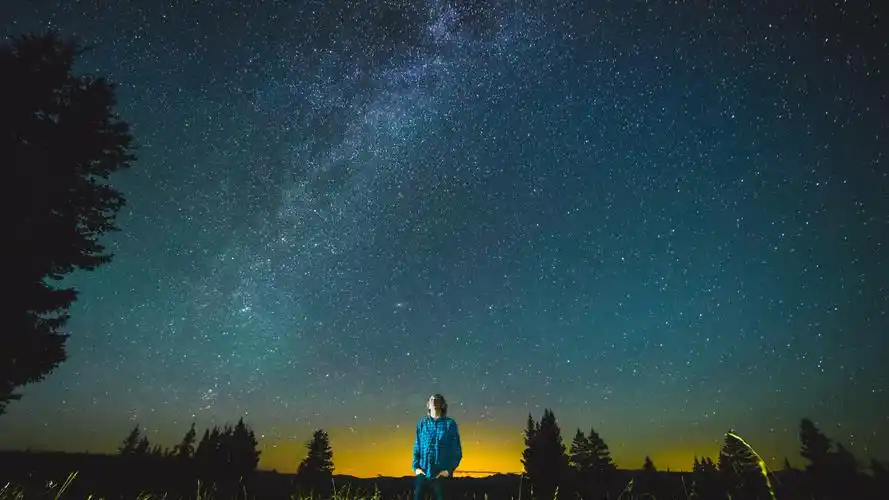 一个人孤独看星空图片