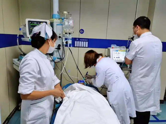 历经两个多小时的抢救,最终将病人安全转运至重症医学科