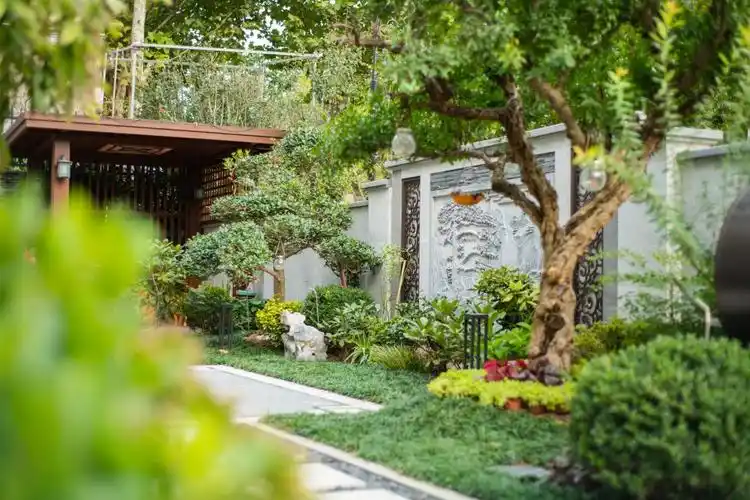 中式园林与现代设计理念相结合的庭院风格,新中式庭院注重自然环保