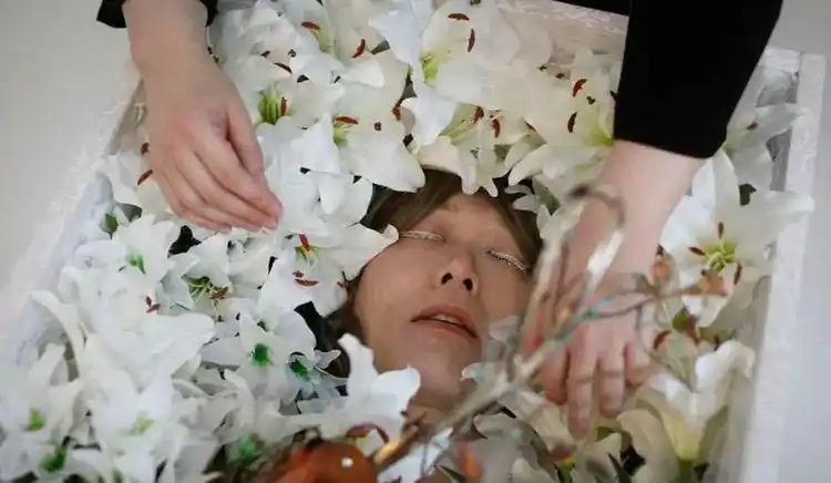 日本人真奇葩给用过的硅胶娃娃办葬礼也有人把自己变成硅胶娃娃