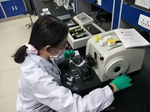 2015级研究生丁艳艳在做实验切片