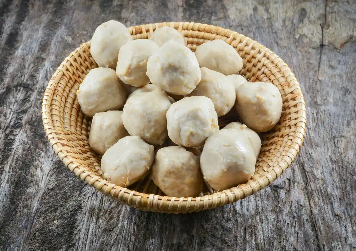 潮汕猪肉丸是广东潮汕地区的传统美食之一,以其独特的口感和美味的