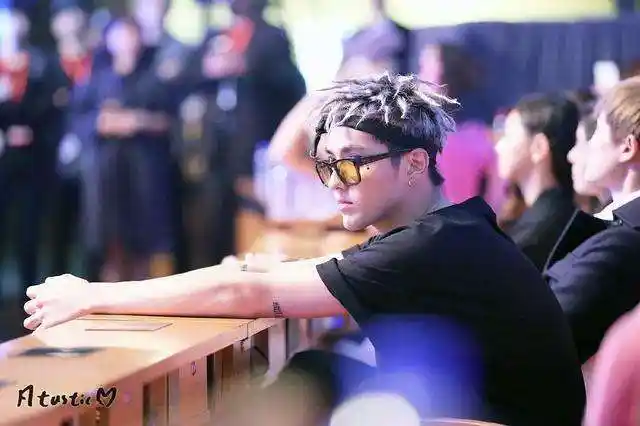 吴亦凡ins晒鸡窝头自拍,网友齐呼炸毛也很帅!