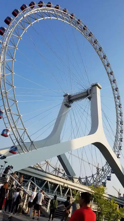 天津之眼位于天津市红桥区永乐桥,是一座跨河建设,桥轮合一的摩天轮