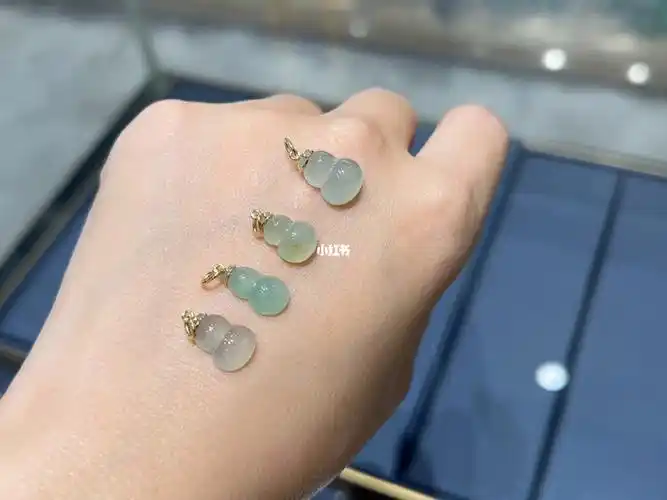 翡翠小葫芦18k金扣头镶嵌才259一枚