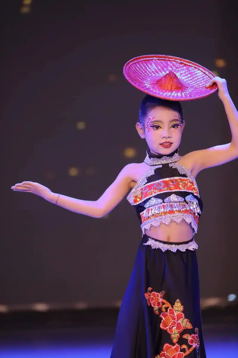 少儿舞蹈培训 淼淼小朋友独舞剧照分享000000 - 抖音