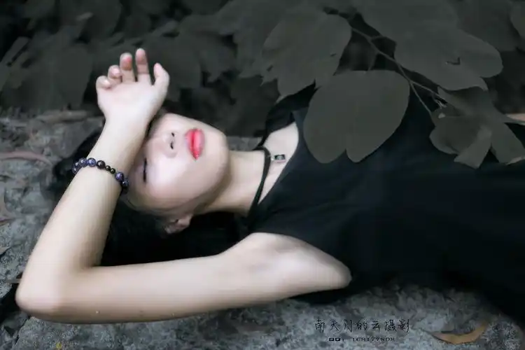 森林黑暗系之孤独脆弱女孩