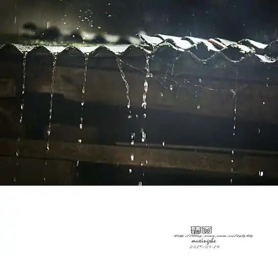 逶迤飘下,晶莹剔透,这让我想起儿时在屋檐下躲雨