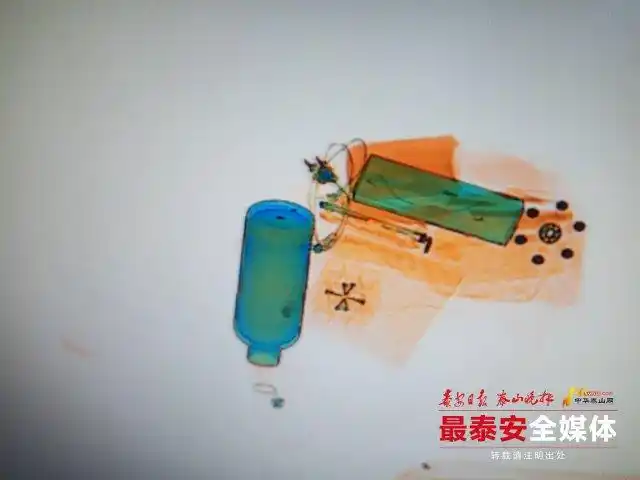以为是水彩画其实它是安检x光下的春运行囊