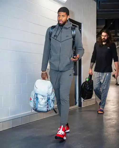 保罗乔治赛前球员通道入场服非常穿喜欢有自己logo的nike