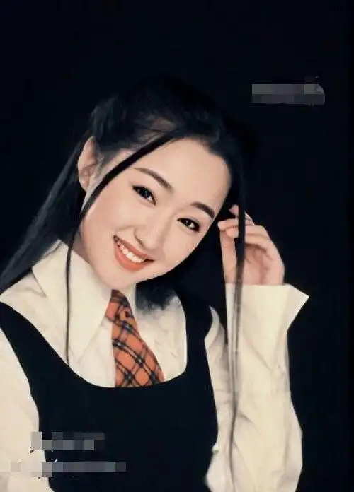 杨钰莹20年前的老照片,黑背带裙搭配白衬衫,这也太美了吧_腾讯新闻