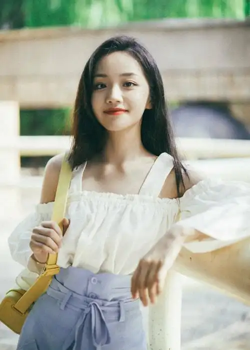 杨志雯清爽夏日写真 蓝白搭配诠释"甜妹style"