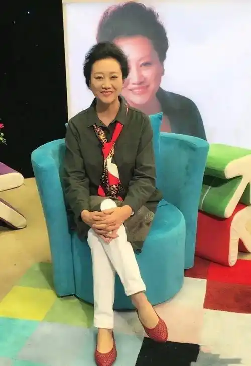 王丽云自然老去好优雅,穿蓝色衬衫配黑色阔腿裤,同框潘虹也不输_阿姨