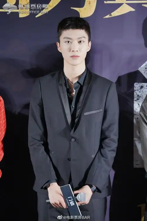 范丞丞生图9p范丞丞adam0616一身黑西装亮相期待电影上映