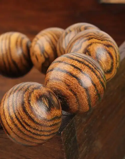 悦木之源 虎皮檀手珠20mm商品参数 detail 材质: 檀木 洗涤说明: 1