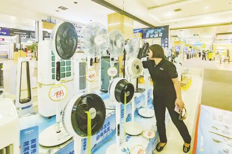 风扇等清凉家电摆放在家电卖场最显眼位置供