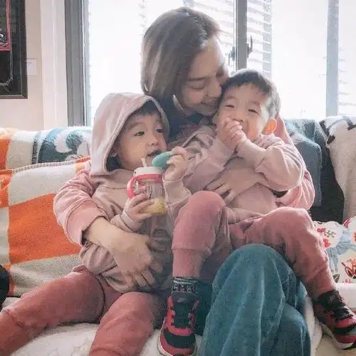 范玮琪晒娃秀幸福,发10字却引发网友不满:别拿孩子当挡箭牌