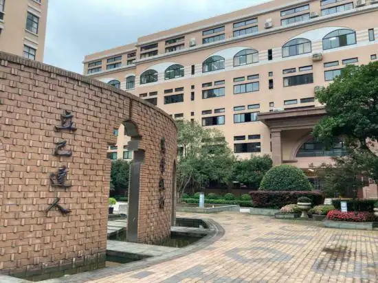 上海校服简史,从一张1980年大同中学前的照片说起