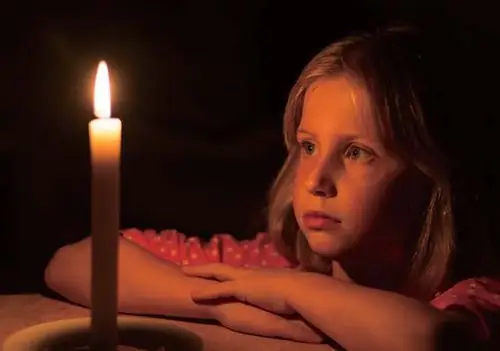 用一支蜡烛拍人像