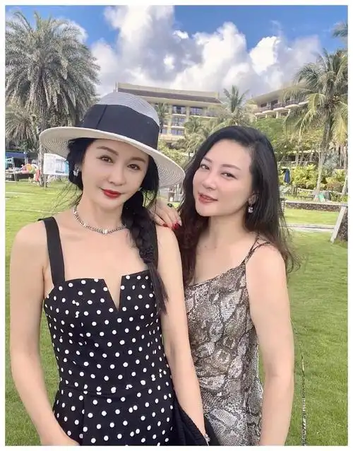 富太太的54岁陈冰妈妈近照似少女丈夫身价几十亿就是不一样