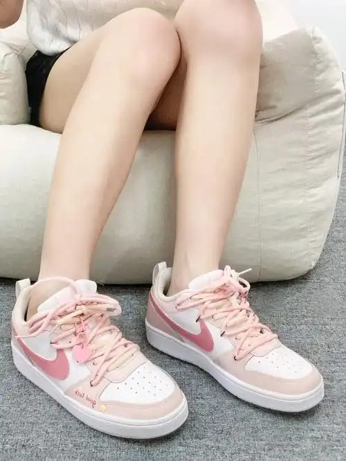 最喜欢粉白的板鞋啦😍