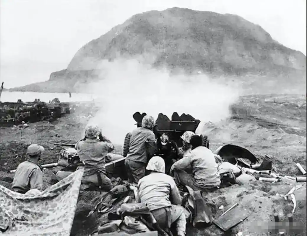 在二战时期的菲律宾战役中,美军士兵正在进行炮击远处的日军阵地.