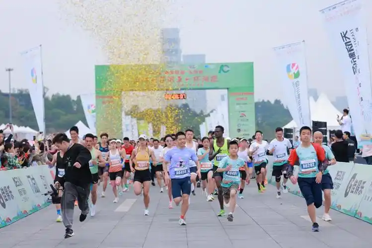 运动过佳节 2024兴隆湖五一环湖跑在四川天府新区开赛