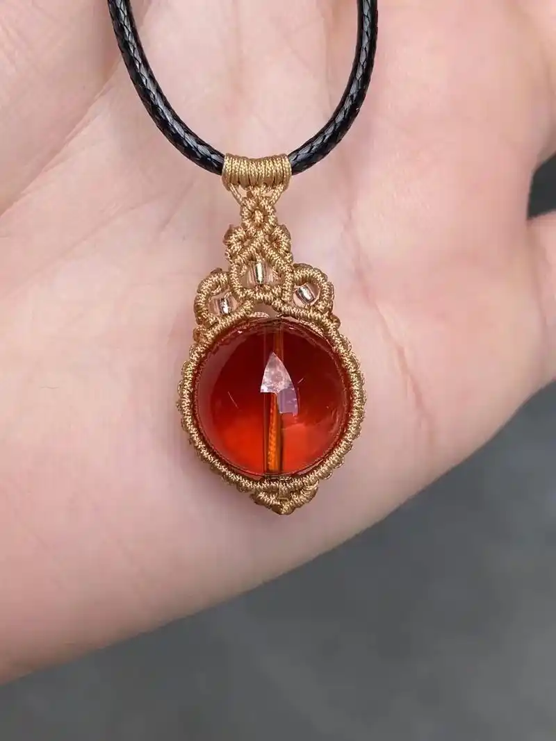 缅甸9898原矿琥珀(极品血珀)纯手工编织血珀单珠·锁骨坠  - 抖音